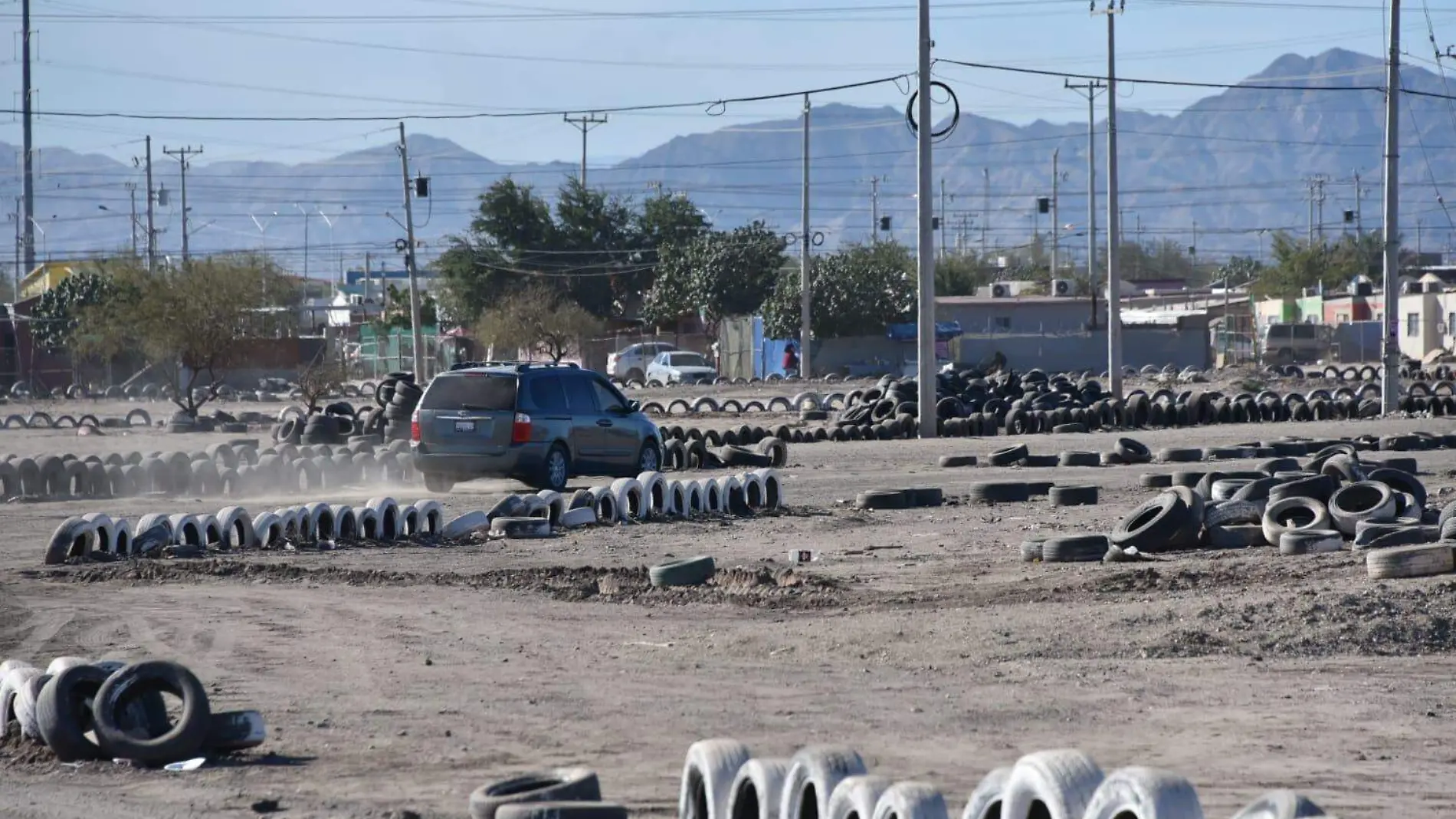 Residentes reutilizan llantas usadas para delimitar terrenos